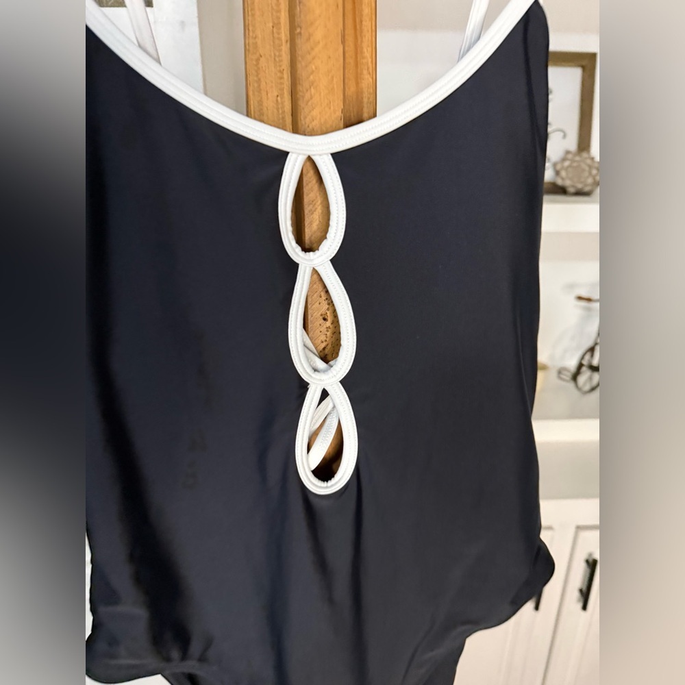 🔆NWT Stylish Black and White Woman One Piece Swimsuit - Picture 2 of 4